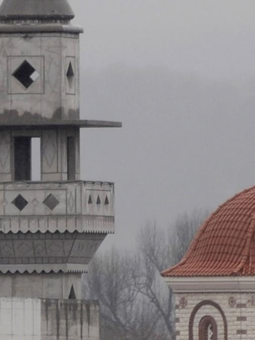 Minarett der Moschee in Esslingen (Baden-Württemberg), rechts die Kuppel der griechisch-orthodoxen Kirche "Mariä Verkündigung"