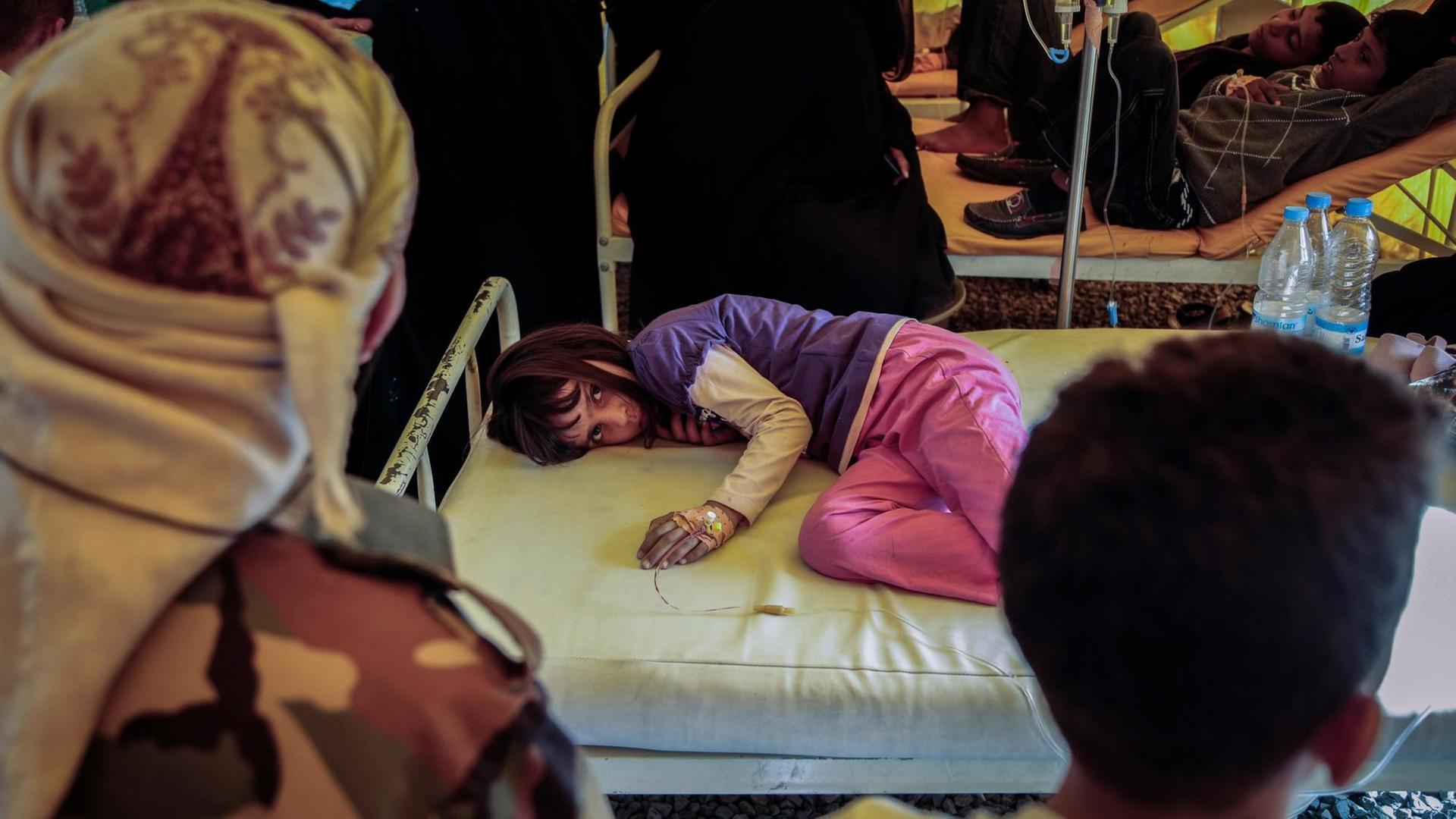 Ein jemenitisches Mädchen mit Verdacht auf Cholera wird in einem Zelt in einem Krankenhaus in Sanaa behandelt. Ein jemenitisches Mädchen mit Verdacht auf Cholera wird in einem Zelt in einem Krankenhaus in Sanaa behandelt.
