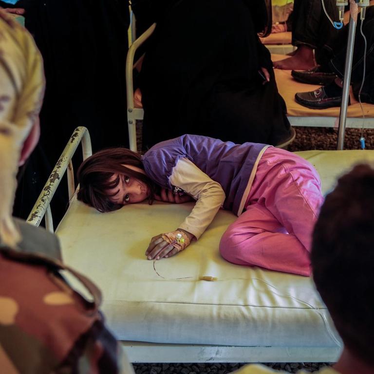 Ein jemenitisches Mädchen mit Verdacht auf Cholera wird am 28.06.2017 in einem Zelt in einem Krankenhaus in Sanaa behandelt.