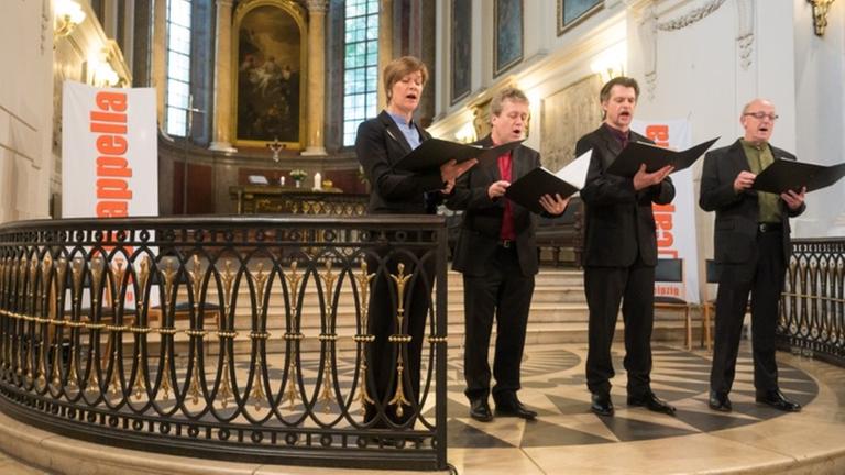 Die Mitglieder des Vokalensembles "Gothic Voices" stehen im Chorraum der Leipziger Nikolaikirche