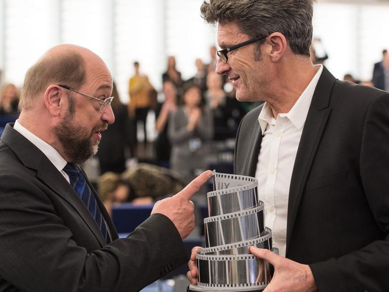 EU-Parlamentspräsident Martin Schulz (links) spricht mit dem LUX-Preis-Gewinner, dem Regisseur Pawel Pawlikowski (rechts) aus Polen. Die Preisvergabe fand im Gebäude des Europäischen Parlaments in Straßburg statt.
