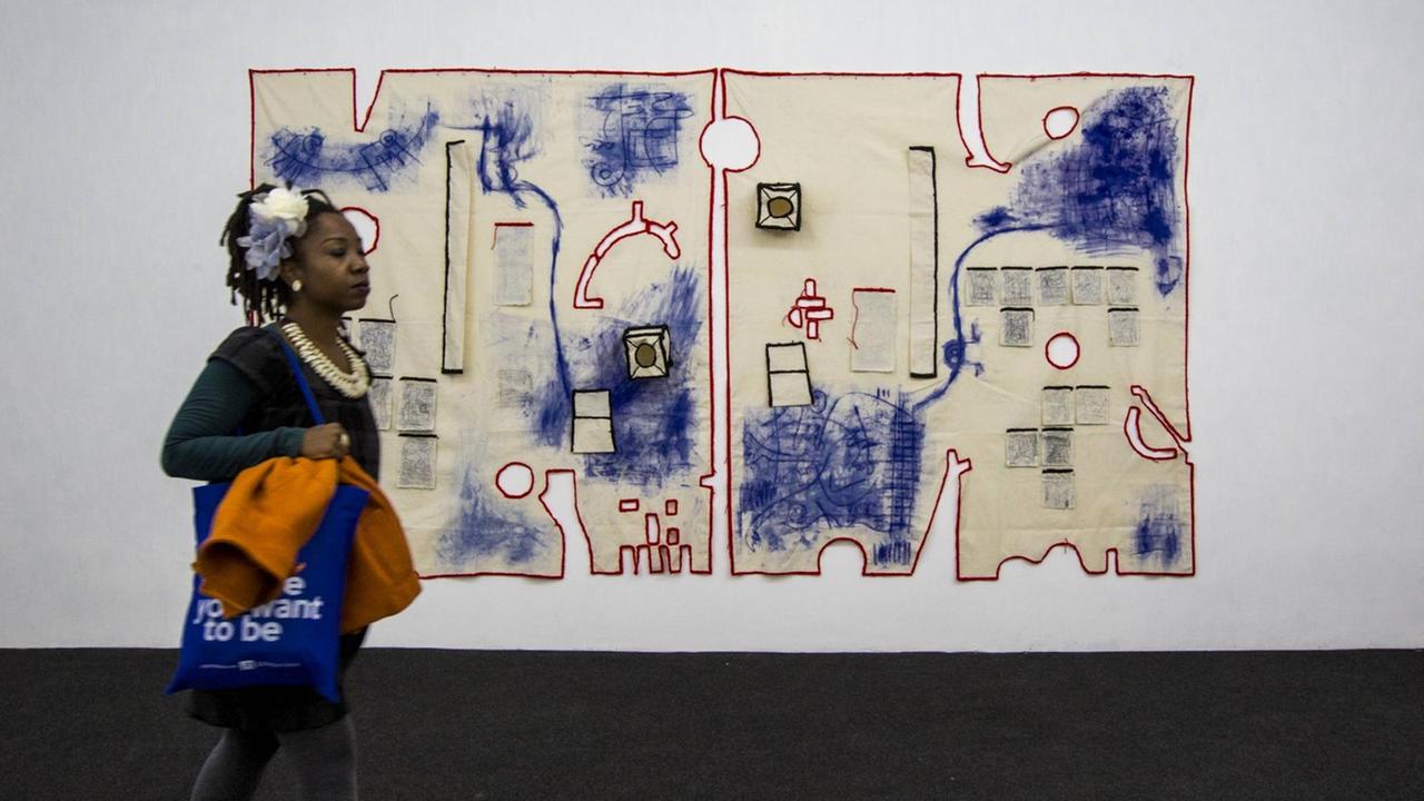 Eine Frau geht an dem Werk des Künstlers Januario Jano bei einer Ausstellung in Lissabon 2017 vorbei. 