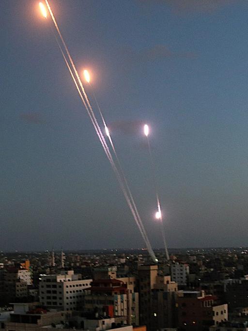 Raketen werden in den Morgenhimmel geschossen.