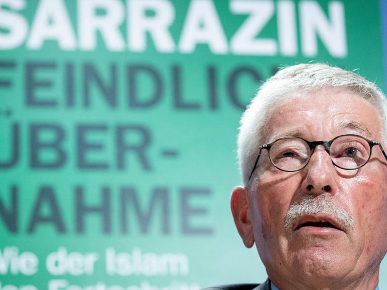 30.08.2018, Berlin: Thilo Sarrazin stellt bei einer Pressekonferenz sein neues Buch "Feindliche Übernahme - Wie der Islam den Fortschritt behindert und die Gesellschaft bedroht" vor. Foto: Kay Nietfeld/dpa | Verwendung weltweit
