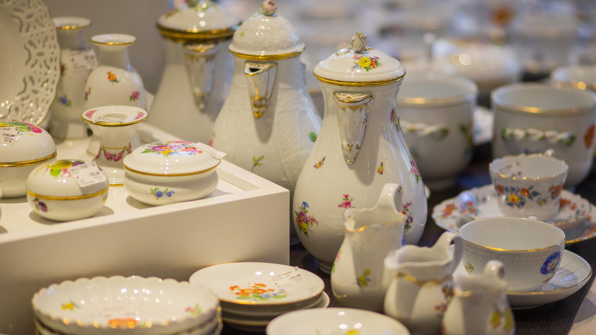 Teile eines Porzellan-Service in einer Ausstellung der Staatlichen Porzellan-Manufaktur Meissen in Sachsen