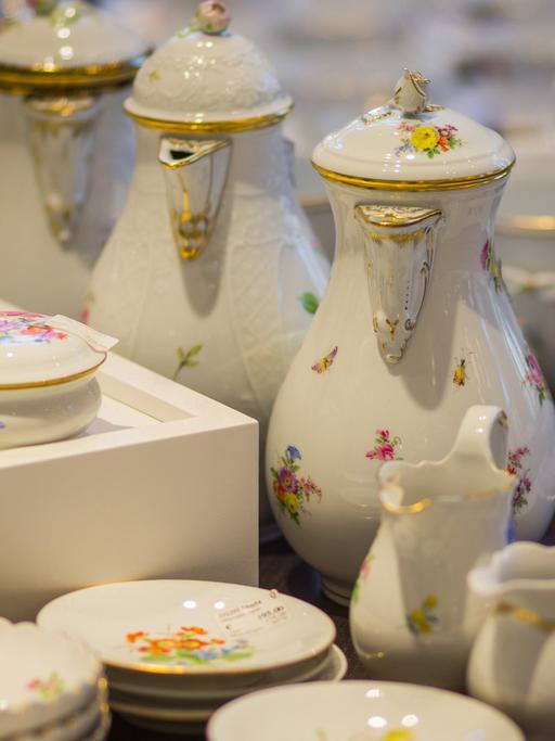 Teile eines Porzellan-Service in einer Ausstellung der Staatlichen Porzellan-Manufaktur Meissen in Sachsen