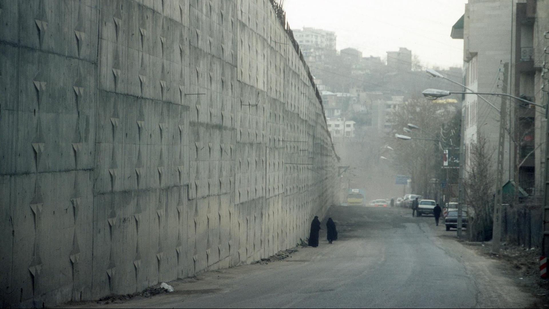 Eine Außenmauer des berüchtigten Evin-Gefängnisses in Teheran im Iran, aufgenommen Anfang März 2006.