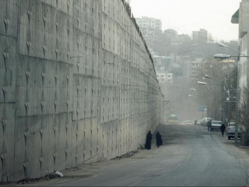 Eine Außenmauer des berüchtigten Evin-Gefängnisses in Teheran im Iran, aufgenommen Anfang März 2006.