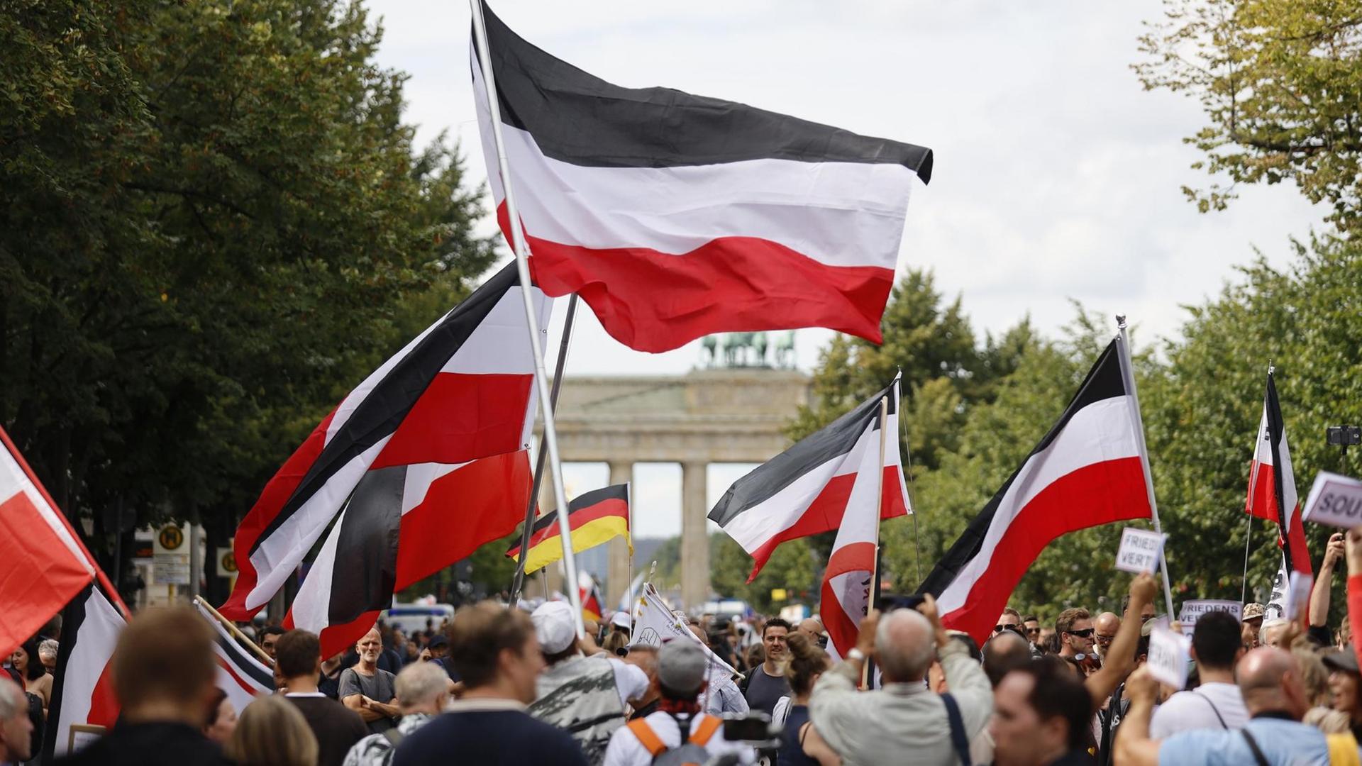 Demonstranten verschiedener Gruppierungen wie etwa der Initiative Querdenken 711 protestierten mit einer Großdemonstration in Berlin gegen die bestehenden Maßnahmen zur Eindämmung der Corona-Pandemie.t