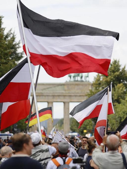 Demonstranten verschiedener Gruppierungen wie etwa der Initiative Querdenken 711 protestierten mit einer Großdemonstration in Berlin gegen die bestehenden Maßnahmen zur Eindämmung der Corona-Pandemie.t