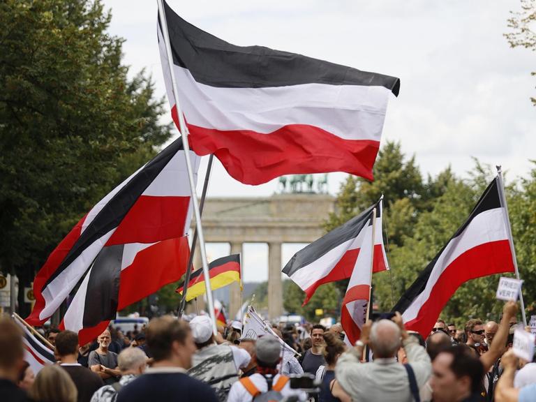 Demonstranten verschiedener Gruppierungen wie etwa der Initiative Querdenken 711 protestierten mit einer Großdemonstration in Berlin gegen die bestehenden Maßnahmen zur Eindämmung der Corona-Pandemie.t