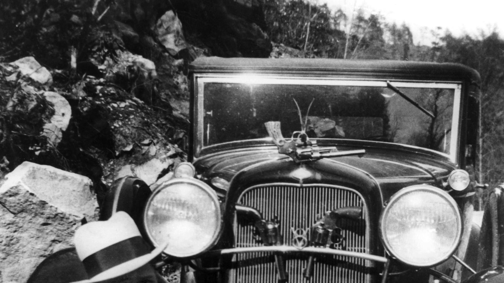 Revolver und Gewehre an einem Auto aus den 1930er Jahren
