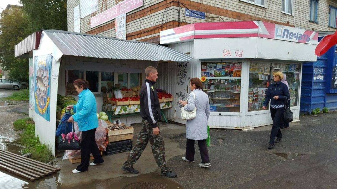Menschen stehen vor einem  Gemüsestand im Zentrum von Sawolschje