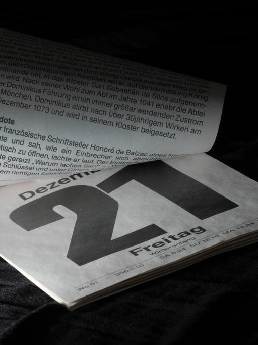 Ein Kalenderblatt liegt am 11.12.2012 in Stuttgart (Baden-Württemberg) so aufgeschlagen, dass man das Blatt vom 21. Dezember sehen kann.