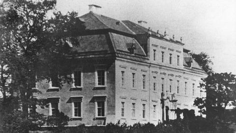 Helmuth James Graf von Moltke am 11.03.1907 geboren. Moltke wurde am 23.01.1945 von den Nazis in Plötzensee in Berlin hingerichtet. Der Herrensitz Gut Kreisau in Schlesien, Polen, aufgenommen 1985. Dort wurde der deutsche Widerstandskämpfer Helmuth James 
