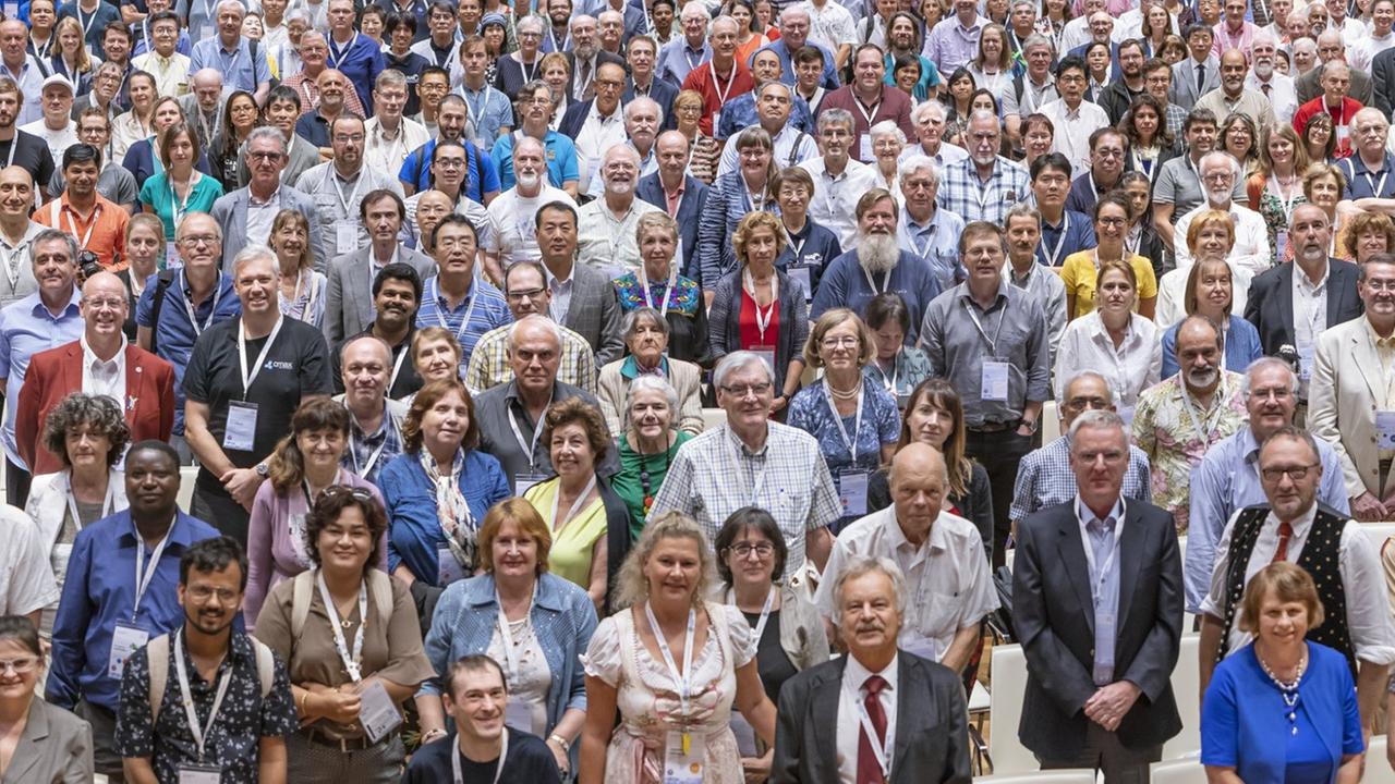 Da waren auch Astronomen aus Deutschland und Österreich dabei: Gruppenfoto der IAU-Generalversammlung in Wien 2018