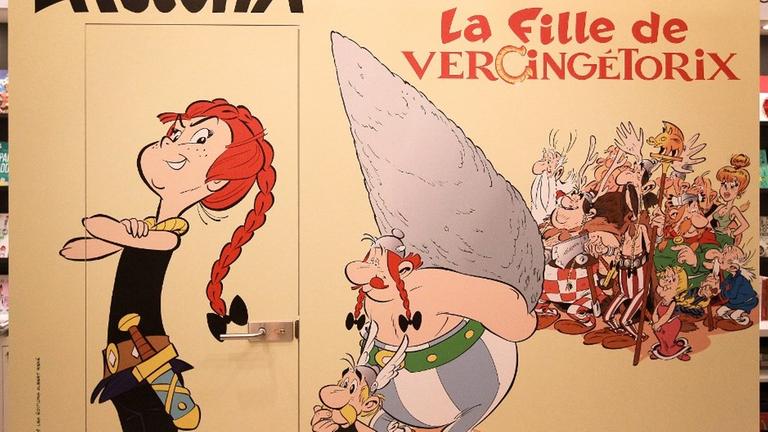Ein Plakat vom neuen Asterix-Band "La fille de Vercingetorix" auf der Frankfurter Buchmesse in Frankfurt am Main. 17.10.2019