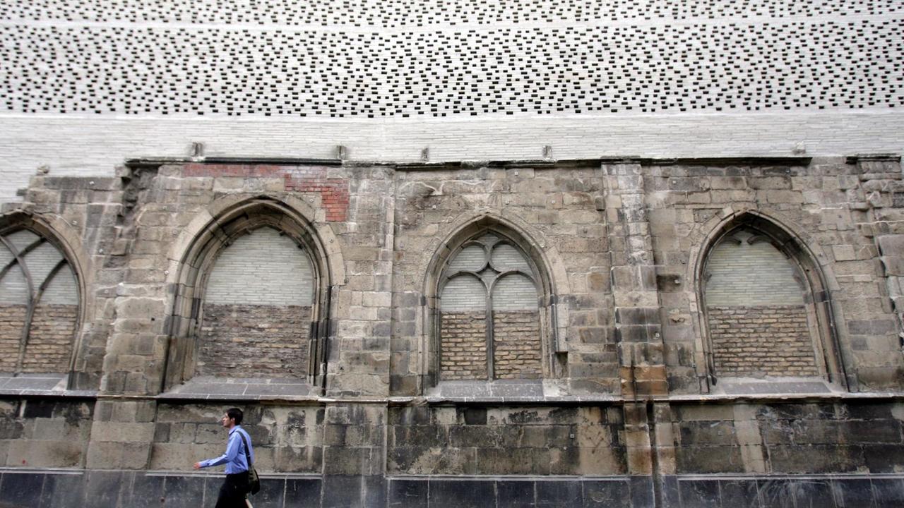 Blick auf die Fassade des Kolumba Museums in Köln, geplant vom Schweizer Architekten Peter Zumthor.