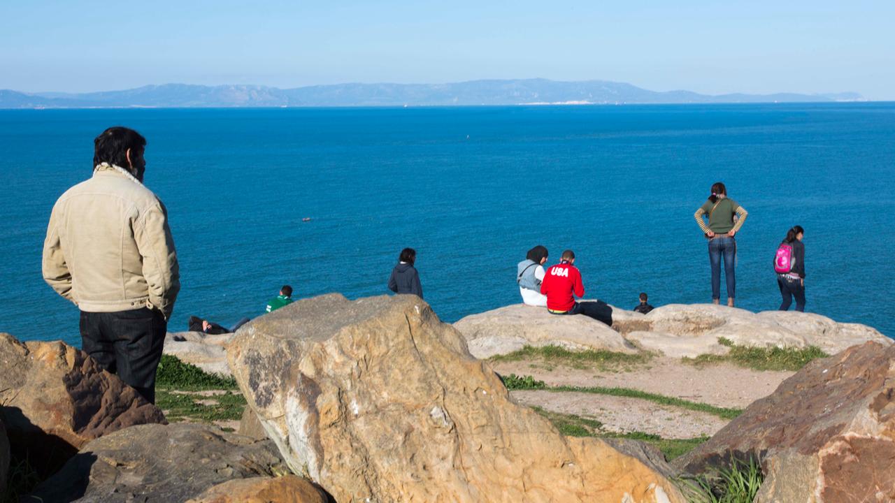 Marokkaner blicken über die Klippen von Tanger nach Europa.