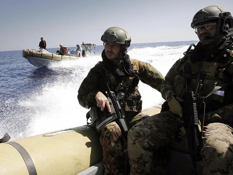 Italienische Marine-Soldaten auf dem Weg zu einem Boot auf dem Mittelmeer.