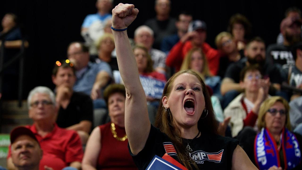 Eine junge Anhängerin von Trump schreit begeistert und streckt ihre Faust in die Luft, als Trump eine "Make America Great Again" Rede in West Virginia hält.  
