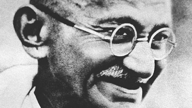 Sie sehen ein undatiertes Archivbild von Mahatma Gandhi.