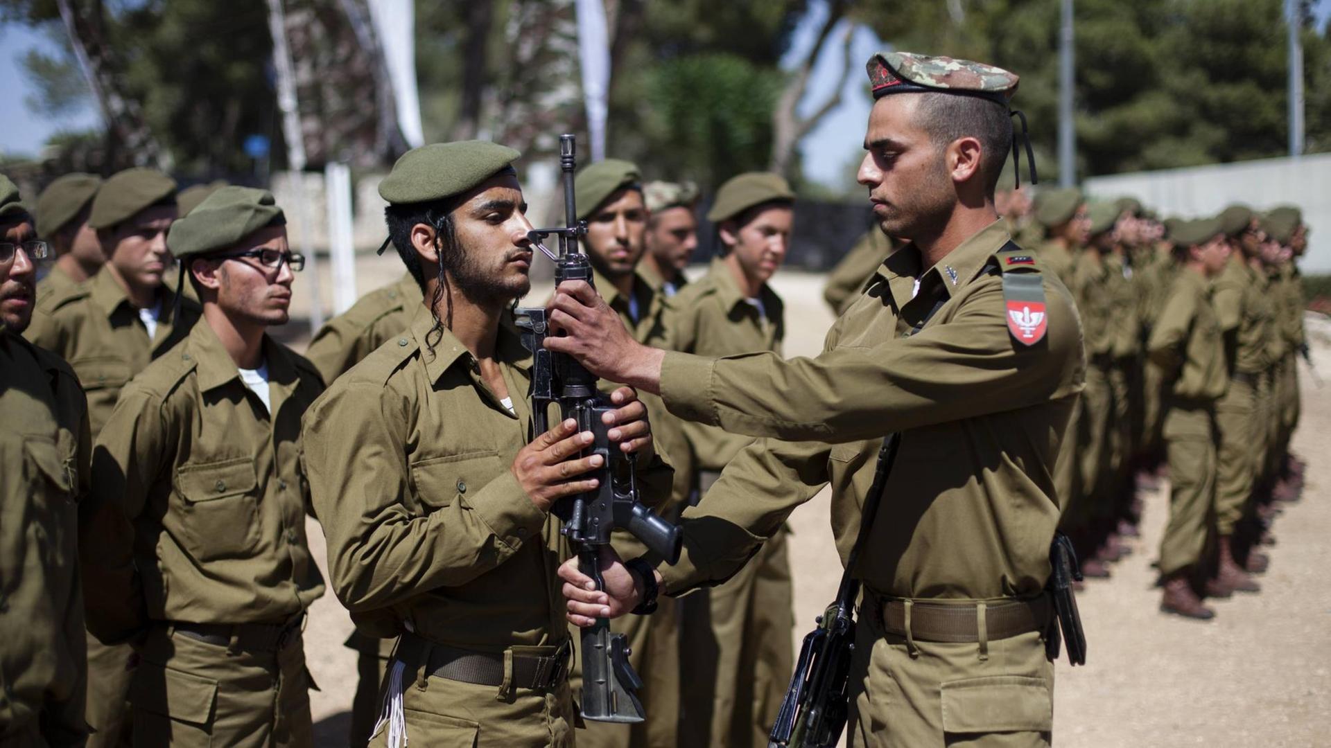 Jüdisch-orthodoxe und ultraorthodoxe Soldaten des Netzah Yehuda Bataillons der israelischen Verteidigungskräfte (IDF) bei ihrer Treuebekundungszeremonie am Ammunition Hill Denkmal in Jerusalem.