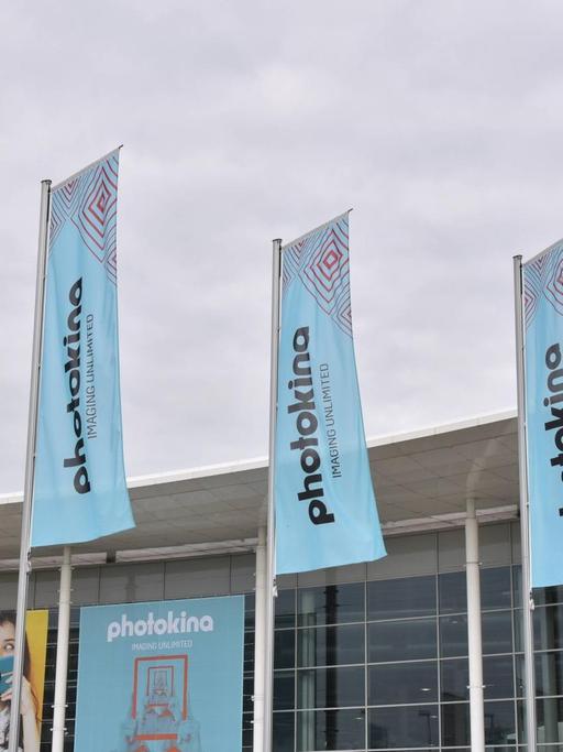 Flaggen der photokina wehen am Eingang der Messe am 19.09.2016 in Köln. Die photokina ist die weltweit wichtigste Messe für Fotografie.