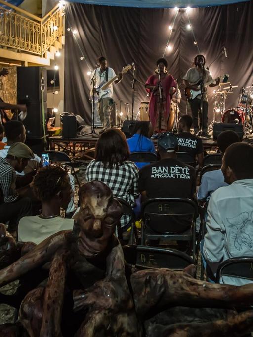 Die Musiker der Band Djazakala spielen ein Konzert vor Publikum
