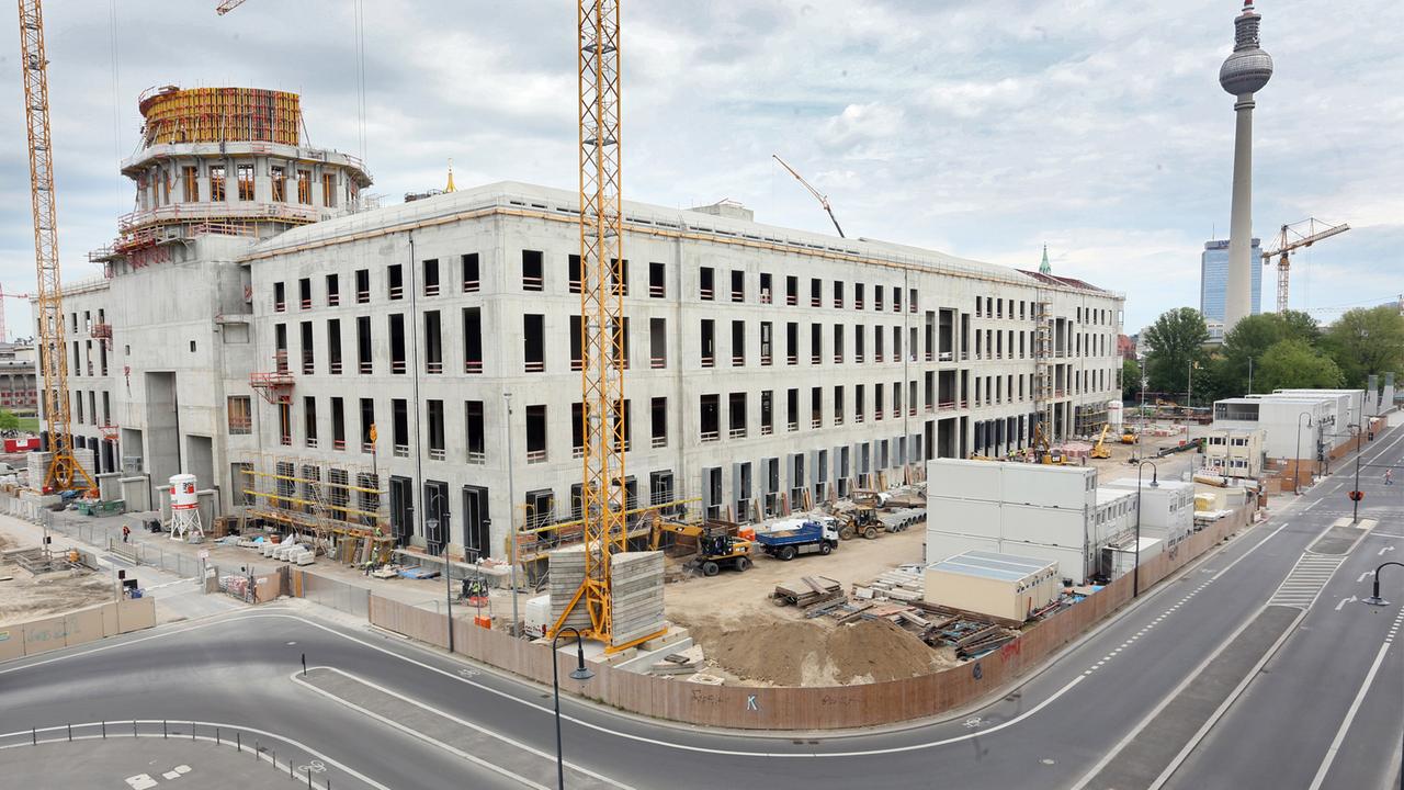 Die Baustelle des Berliner Stadtschlosses mit Humboldt-Forum ist bei einem Rundgang am 05.05.2015 in Berlin zu sehen. Das zerstörte Berliner Schloss wird als Humboldt-Forum neu errichtet.