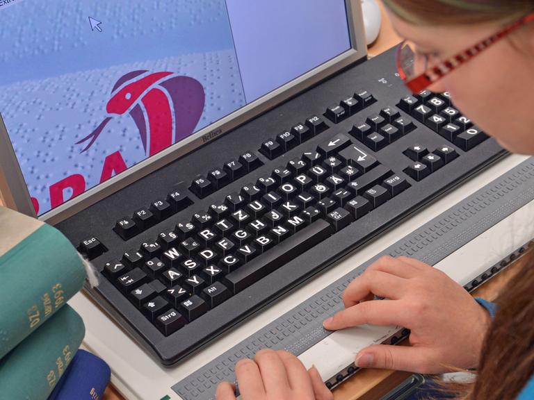 Eine Schülerin der Landesschule für Blinde und Sehbehinderte in Chemnitz bedient ein Computerprogramm mit Brailleschrift.