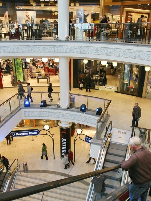 Kunden laufen durch das Einkaufszentrums "Limbecker Platz" in Essen. Auf insgesamt 70 000 Quadratmetern Fläche sind mehr als 200 Geschäfte und Restaurants untergebracht, wie der Hamburger Betreiber ECE erklärt.
