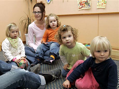Anita Kaiser, Erzieherin der Kinder-Betreuungsinitiative "Remsracker e.V.", spielt in Remseck bei Ludwigsburg mit den Kindern. Anita Kaiser, Erzieherin der Kinder-Betreuungsinitiative "Remsracker e.V.", spielt in Remseck bei Ludwigsburg mit den Kindern.