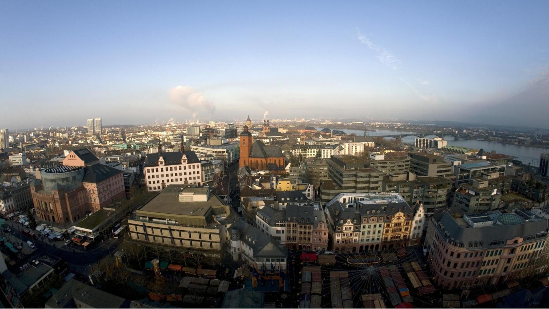 Ein Blick auf die rheinland-pfälzische Landeshauptstadt Mainz, aufgenommen am Freitag (12.12.2008