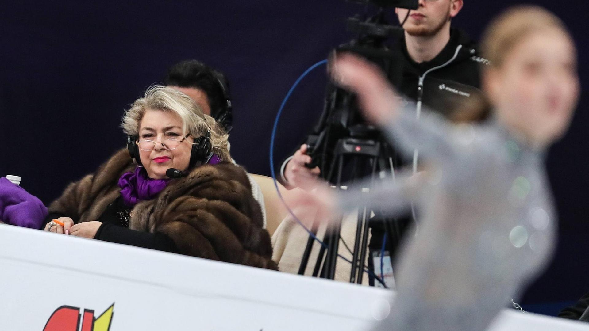 Die ehemalige russische Eiskunstläuferin und -trainerin Tatjana Tarasowa kommentiert einen Eiskunstlaufwettbewerbe für das Fernsehen.