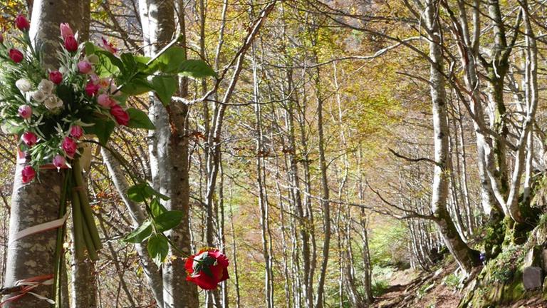 Ein Plastikblumenstrauß erinnert an die Opfer auf dem Chemin de la Liberté