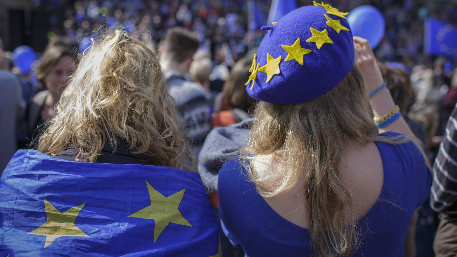 Zwei Besucherinnen der Pulse of Europe Demonstration in Berlin