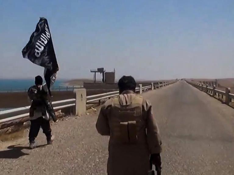 Kämpfer der Terrormiliz Islamischer Staat, angeblich in Mossul aufgenommen