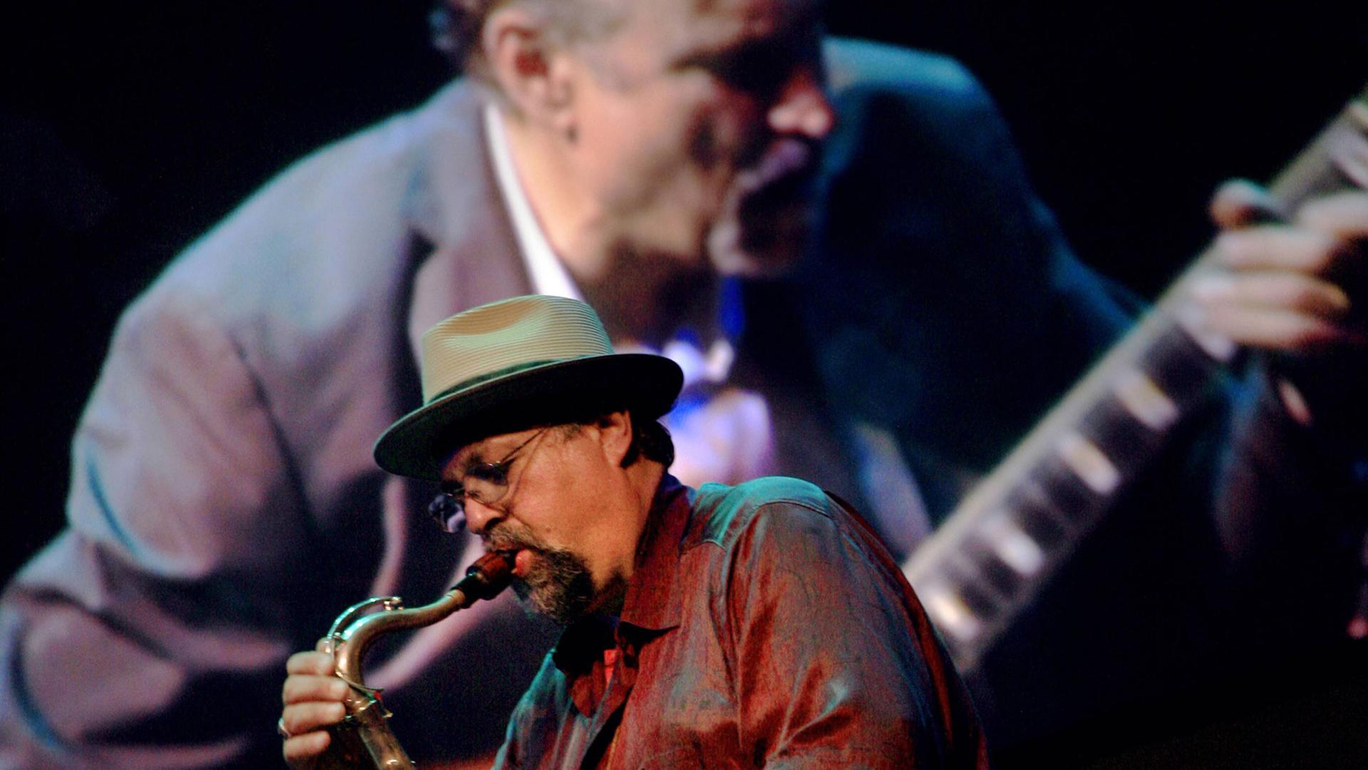 Der Saxofonist Joe Lovano und der Gitarrist John Scofield treten am 19.9.2009 gemeinsam beim Monterey Jazz Festival auf.