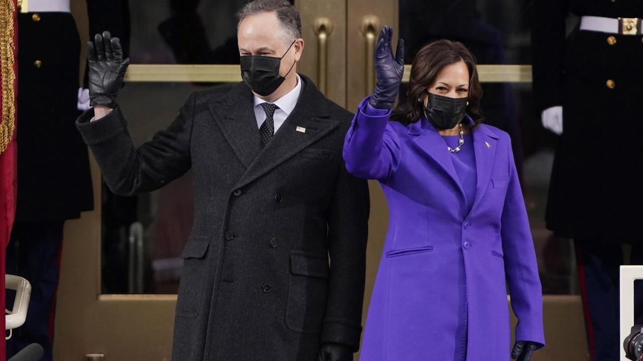 Vizepräsidentin Kamala Harris und ihr Mann Doug Emhoff winken