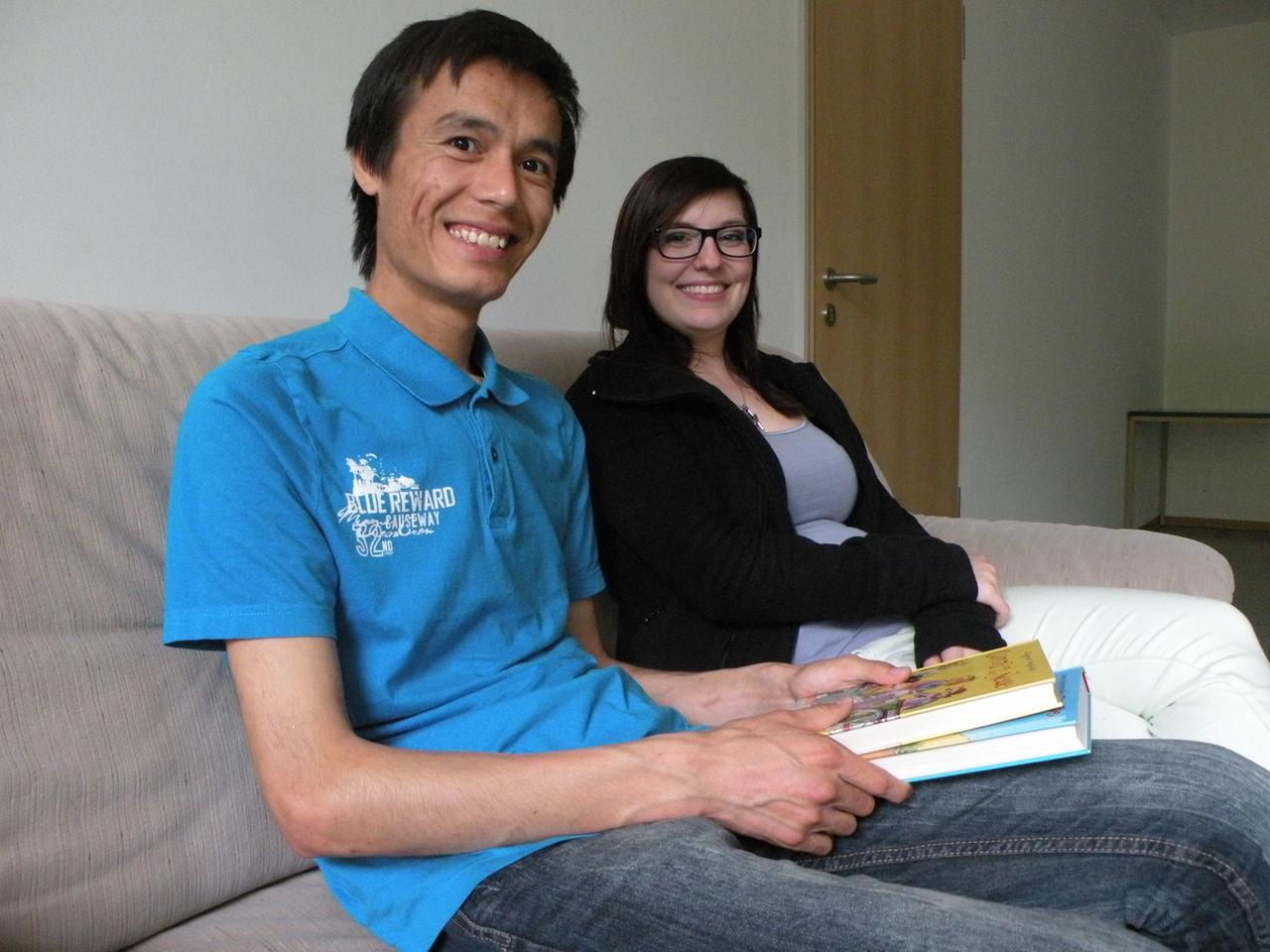 Ali mit seiner Deutschlehrerin, die selbst noch Schülerin in Hammelburg ist.