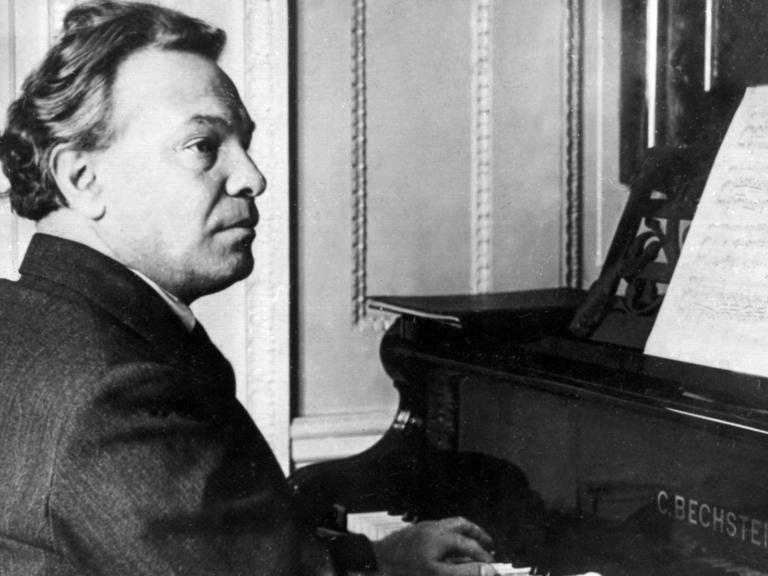 Der italienische Komponist Ottorino Respighi in einer zeitgenössischen Aufnahme. Er wurde am 9. Juli 1879 in Bologna geboren und verstarb am 18. April 1936 in Rom.