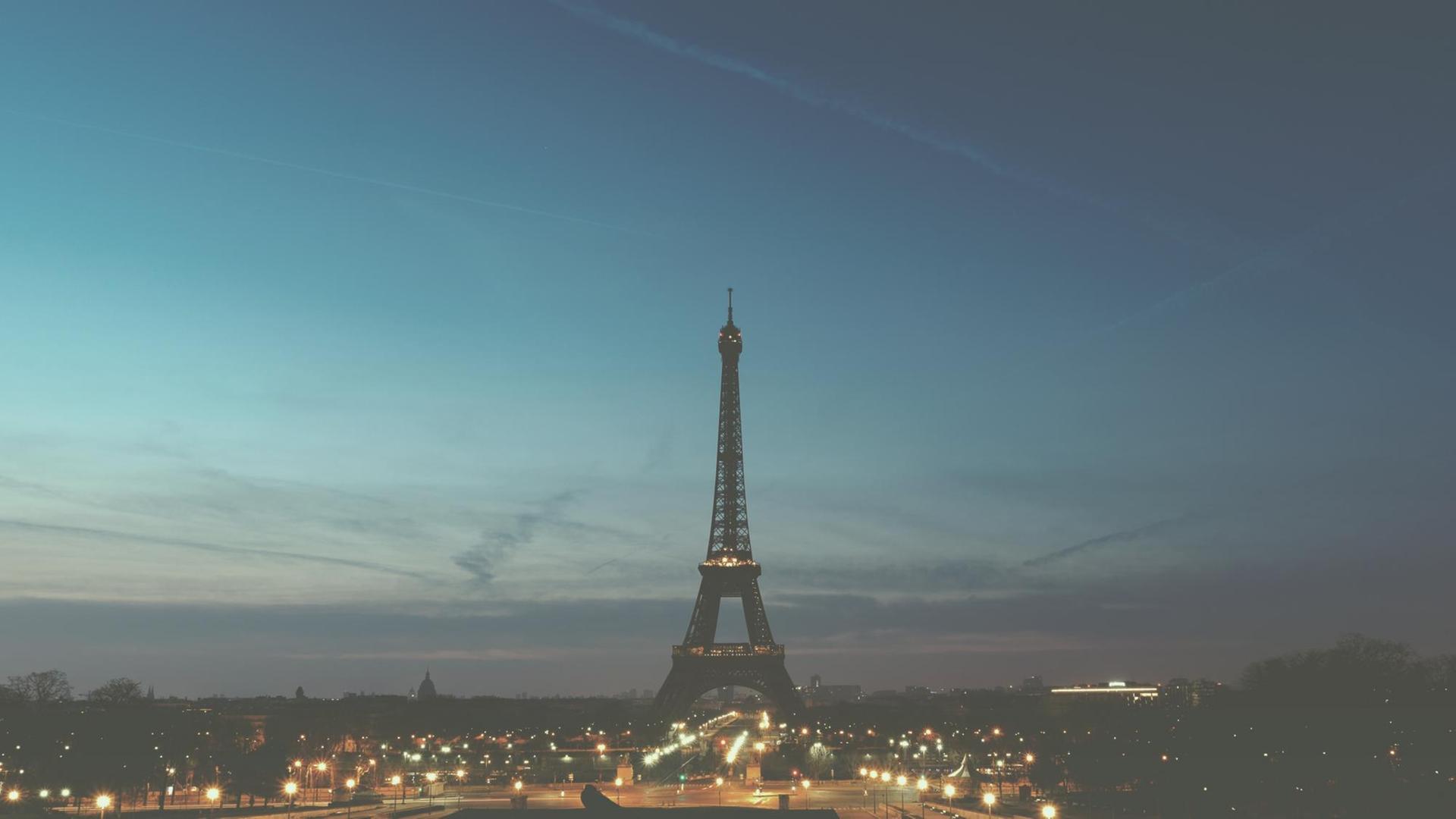 Der Eiffelturm in Paris bei Abenddämmerung