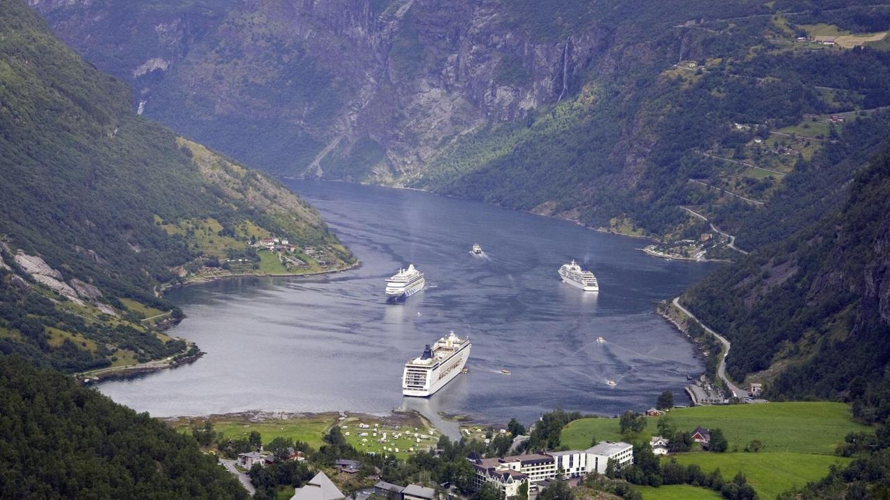 Blick auf den Geirangerfjord mit Kreuzfahrtschiffen