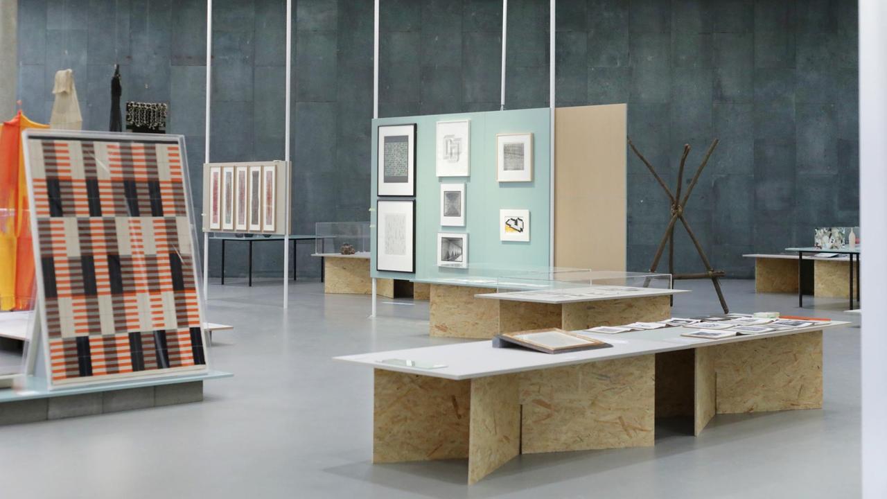 Die Ausstellung "Bauhaus Imaginista" im Berliner Haus der Kulturen der Welt. Ein Ausstellungsraum mit verschiedenen Objekten innerhalb der Ausstellung.