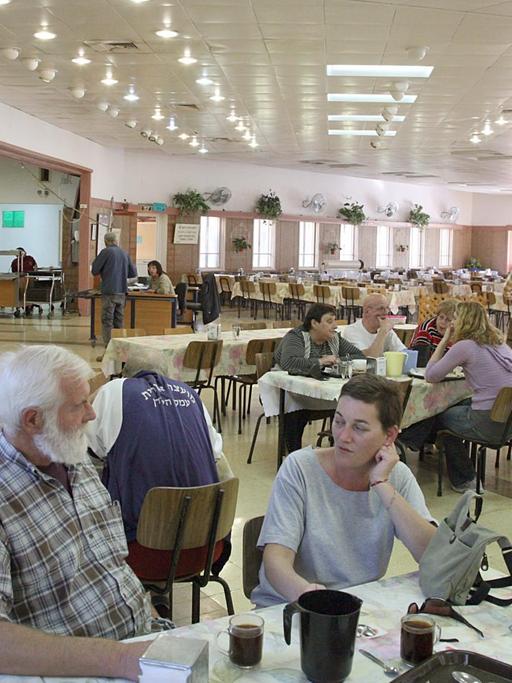 Der Speisesaal im Kibbuz Degania B, aufgenommen am 22.11.2006. Degania A (Aleph) ist der älteste Kibbuz in Israel. Er wurde 1909 von jüdischen Zuwanderern aus Osteuropa gegründet. Degania B (Bet) entstand 1920 in unmittelbarer Nähe der ersten Siedlungsgemeinschaft.