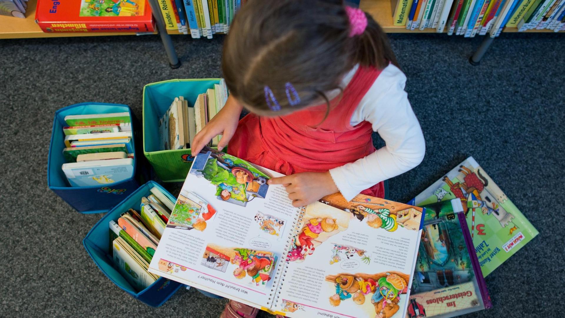 Das sechsjährige Mädchen Amy in der Kinderbibliothek in Frankfurt (Oder).