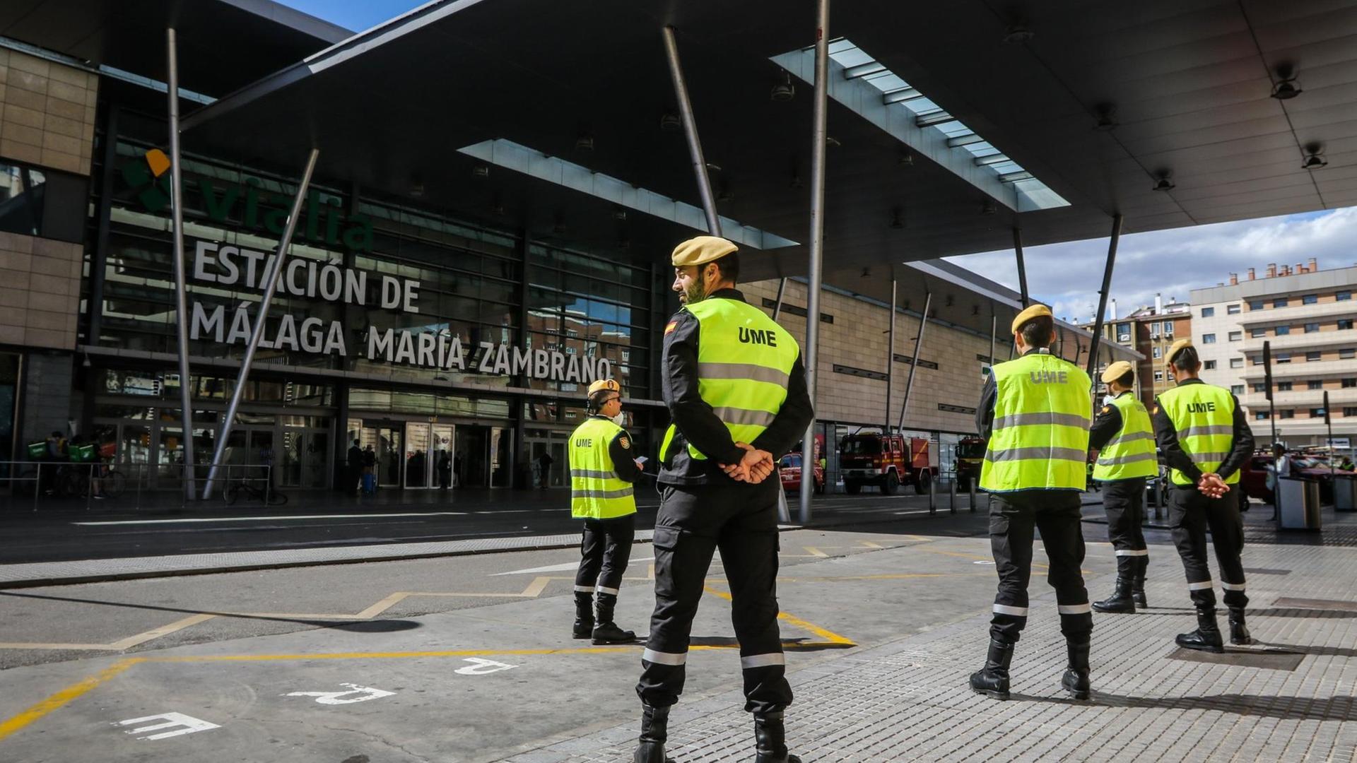 Coronavirus in Spanien: Sicherheitskräfte der Armee vor dem Flughafen von Malaga am 16. März 2020.