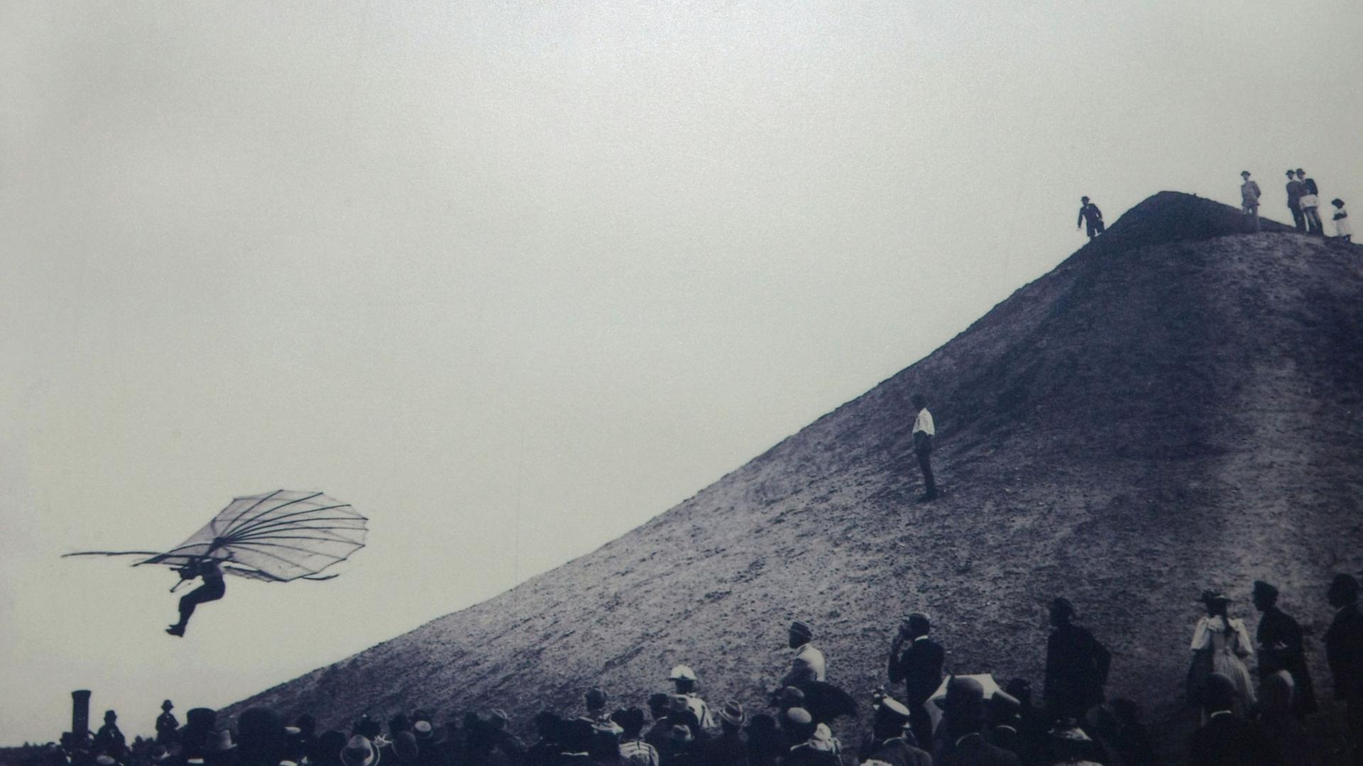 Ein zeitgenössisches Fotos, auf dem ein Versuch des Flugpioniers Otto Lilienthal abgebildet ist.