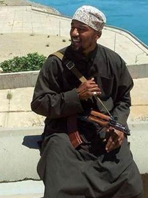 Ein Foto des IS-Kämpfer Denis Cuspert, das die Terrorgruppe verbreitet hat.